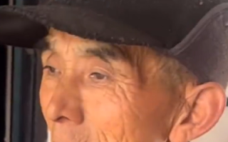 女儿给患癌母亲拍遗照父亲帮打光 ！直言：心里很难受，但不得不准备 ！