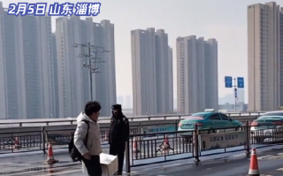 25岁小伙手提30斤大虾返乡过年：自称今年赚了12万 !