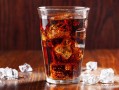 服务员当面倒入罐装可乐：一杯卖50元 !