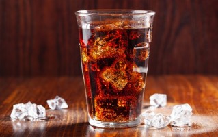 服务员当面倒入罐装可乐：一杯卖50元 !