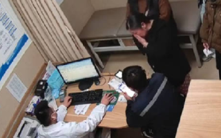 急诊医生得知奶奶去世抹掉眼泪接诊 ！网友：这一幕让人泪目！ 