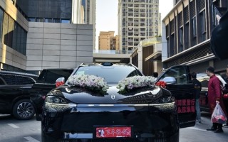 1000万以内最好的SUV！问界M9当婚车：尾灯大红双喜应景 ！