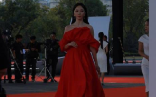 李思思从央视离职后首次露面：红裙明艳大气尽显自由风采 ！