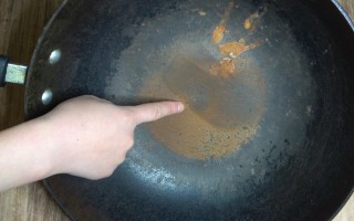 铁锅生锈怎么去除铁锈（如何才能彻底洗掉锅里的铁锈） ！