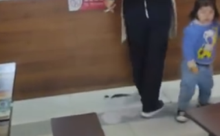 店员将顾客吃剩的小料倒回小料区 ！美食城回应：这种情况是要罚款甚至停业整顿的 ！