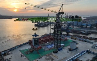 中国铁建R8000-320型塔机首吊完成：最大起重量320吨 ！