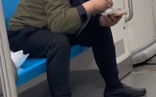 男子地铁车厢内吃饭 吐一地鱼骨头：看到有人来就用脚挡住，下车时也没带走 ！
