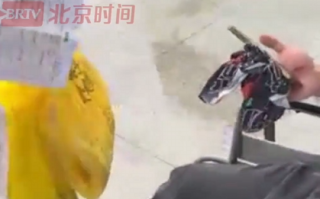 骑手受伤乘救护车赴医院送餐 女子推输液杆领餐 后续打赏骑手188元 !