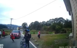 轿车遇学生放学不减速还鸣笛加速：还出言不逊，学生吓得四散奔开 ！