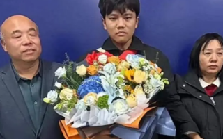 富豪寻子:偷孩子的1病死1落网，希望依据法律规定严惩他们 ！