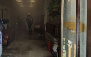 大爷在宾馆大厅给电动自行车电瓶充电 换衣下楼后发现自燃了 !