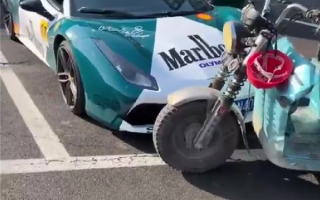 大爷骑三轮车撞法拉利：掏出163块和4棵菜被车主悄悄返还 ！