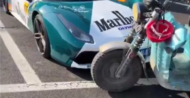 大爷骑三轮车撞法拉利：掏出163块和4棵菜被车主悄悄返还 ！