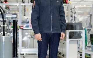 雷军晒小米汽车工厂工服照 帅气干练！网友：这服装卖吗？