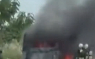 日本一囚车运送囚犯时突然起火：囚犯跳车逃生“秒被围捕” 车体仅剩框架 !