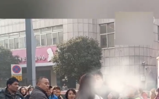 女子疑心情差当街扇乞讨老人七八个耳光：路人见状纷纷斥责女子该行为 ！