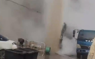 辽宁一暖气管道破损水喷十多米高：周围被蒸汽笼罩 ！