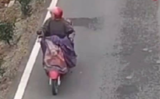 男子开车看手机撞到骑车老妈：双方都挺“意外”的 !