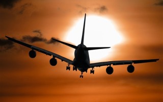 美联航一波音客机飞行中轮胎掉落：多车被砸 起飞25分钟迫降 ！