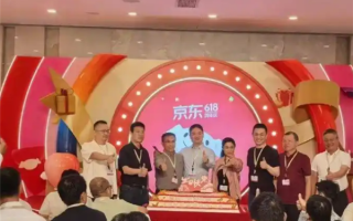 京东总部举办618周年庆活动 蔚来李斌现身为刘强东站台 ！