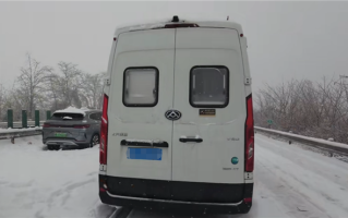 湖北暴雪 女生开放房车厕所给堵在高速的人 网友点赞太暖心 !