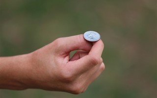 科学家实测证实：抛硬币打赌不公平 有一面朝上机会更多 ！