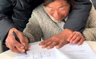 67岁老人握妻子手买人生第一套房：为了减轻自家儿子的负担，房子准备留给孙子 ！