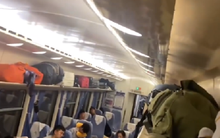 12306回应男子躺火车行李架上睡觉: 该情况肯定是不允许的 !