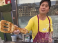 河南一老板制作铲子造型烧饼宠客：仅加价1元并耗时7-8分钟 ！