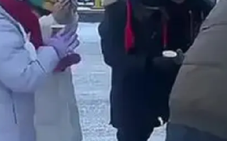 市民送姜茶遭摊贩威胁称抢生意 ！当事人：本意是宣传家乡，对方说抢生意 ！
