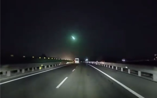 北方多地夜空现不明发光飞行物：不排除人造物体坠落 !