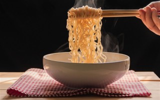 男子为鉴别预制菜要求炒菜不放盐：豆腐要切三角形 !