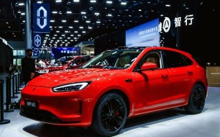 问界新M5 Ultra跃影红亮相成都车展：20万智能SUV新标杆 !