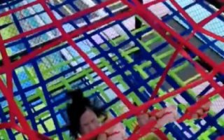 女子体验网红千层漏摔成九级伤残：起诉获赔20万余元 ！