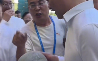 刘强东现身乌鲁木齐 热心摊主送哈密瓜请他品尝 !