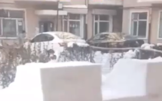 东北大爷把积雪砌成20米城墙！直言：就当锻炼身体，还能顺便把积雪清理了 ！