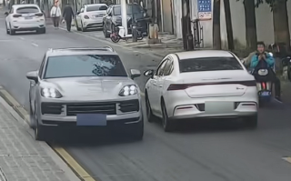 为避让越线车保时捷卡宴压马路牙子致爆胎 对方也需担责 !