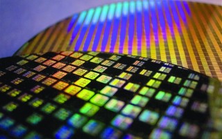 俄罗斯宣布正生产光刻机：2024年350nm、7nm指日可待 ！