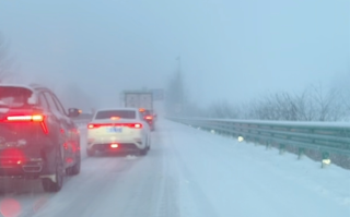 湖北、安徽、河南等地有大暴雪 有人高速上直播被堵车 ！
