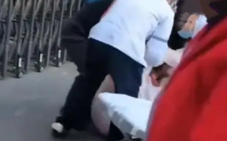 高三女生被当街捅伤 行凶者也是学生! 警方：凶手当场被控制 ！
