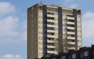 美国“晚买房”趋势加剧：首次购房者平均年龄升至40岁创纪录 !