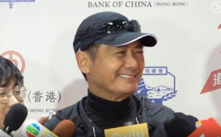 周润发今天跑完马拉松接受采访说：跑半马不累沿途打招呼累！