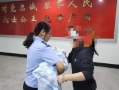 女子3万卖掉女儿后又后悔 报警找回 ! 网友：居然有这样的母亲？