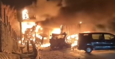 灾难电影场景！日本50多辆车连环撞 现场火光冲天 ！