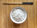 游客吃剩2份炒饭被商家端回并盘：担心自己吃的那份是别人吃剩的 !