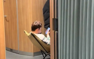 男子自带折叠椅坐高铁引热议 12306：尺寸合规即可携带使用 !