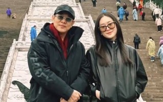 被质疑换心脏、换血变年轻后：62岁李连杰与女儿现身九华山 身型略显沧桑 ！