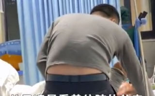 男子在抢救室抚摸父亲额头崩溃大哭 ！拍摄者：痛哭流涕一夜无眠 ！