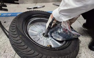 男子推电瓶车入境 车胎内竟藏有11600张SD卡 ！