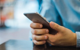 老人捡到手机 家属要求给1600元才肯还 官方：属于道德范畴 !